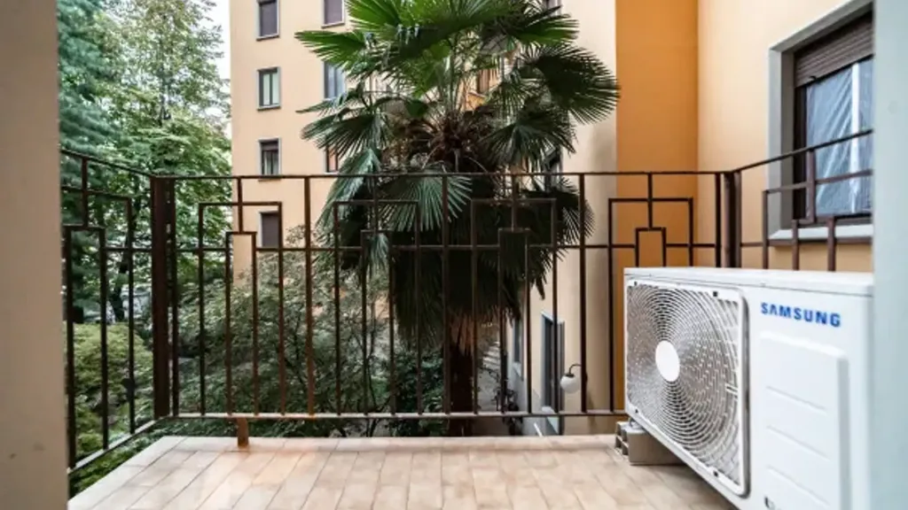 Balcon - Modernised Flat with Balcony in Milan