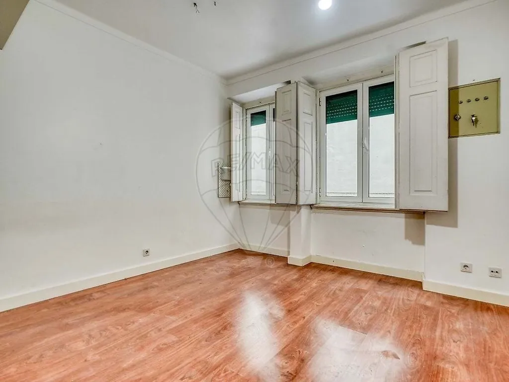 Pièces - Lisbon Condo with Terrace and Fireplace