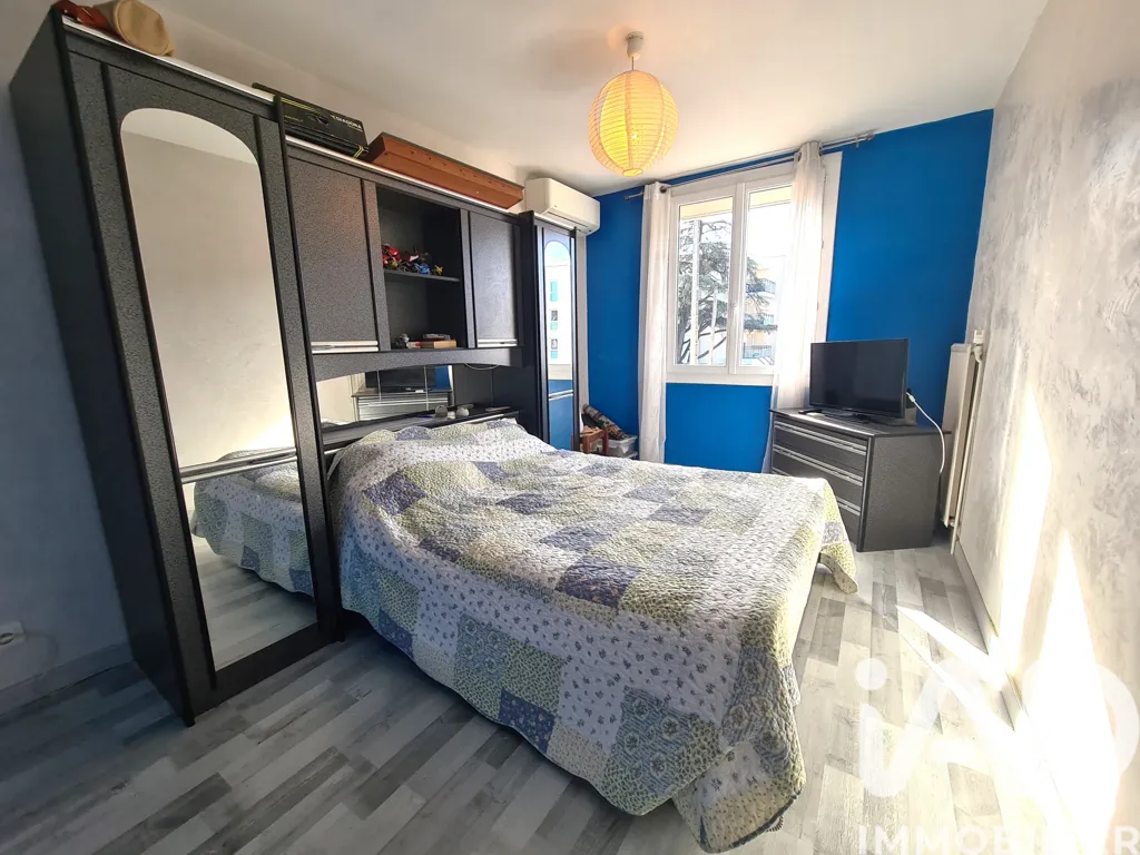 Bedrooms - Traditional House with Balcony in Le Pontet