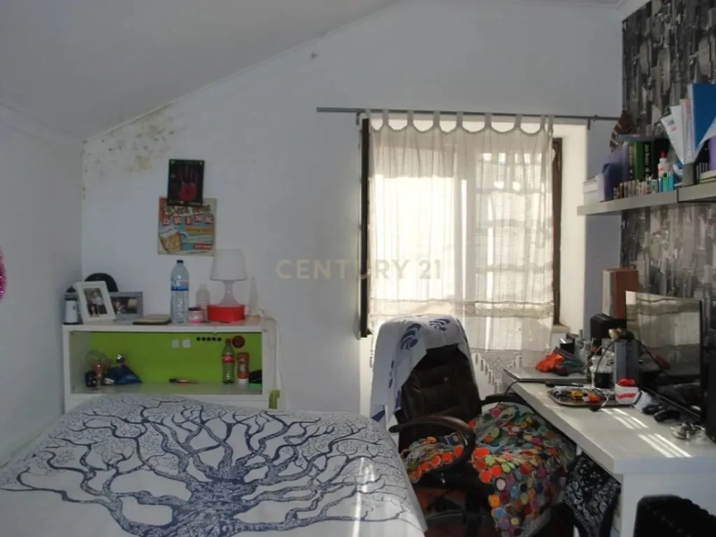 Magamistoad - Semi-Detached House with Good Light in Almada