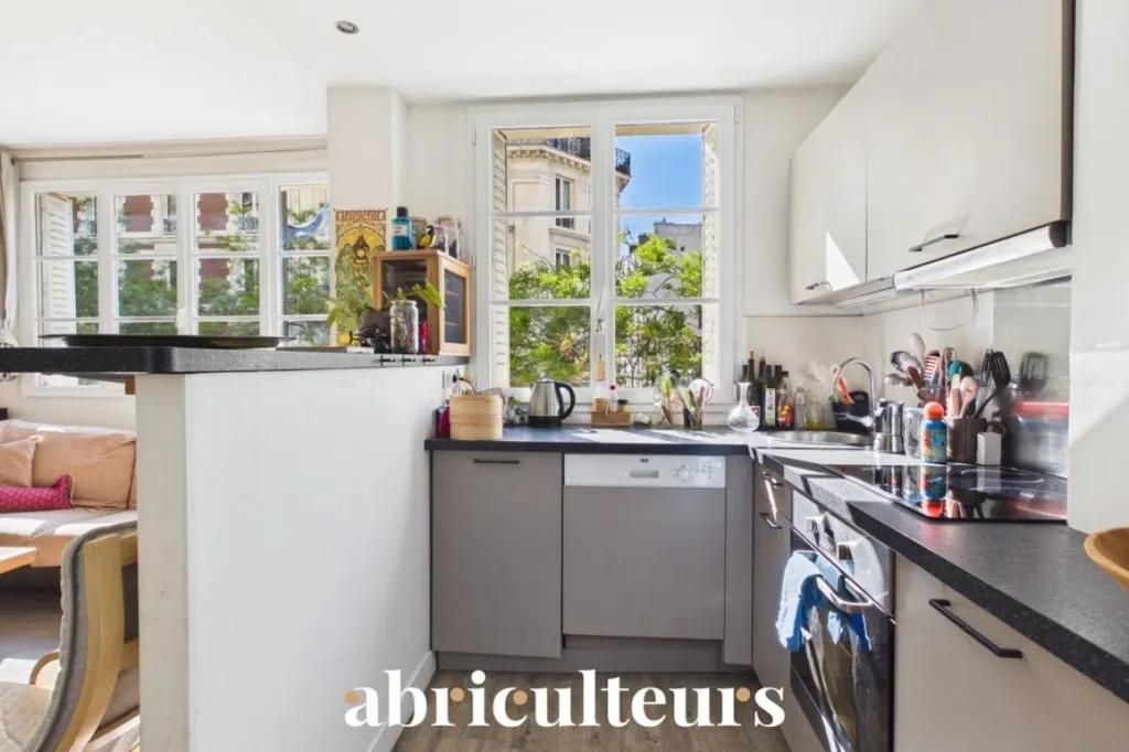 Bright 3-Bed Flat with Balcony in Paris 12