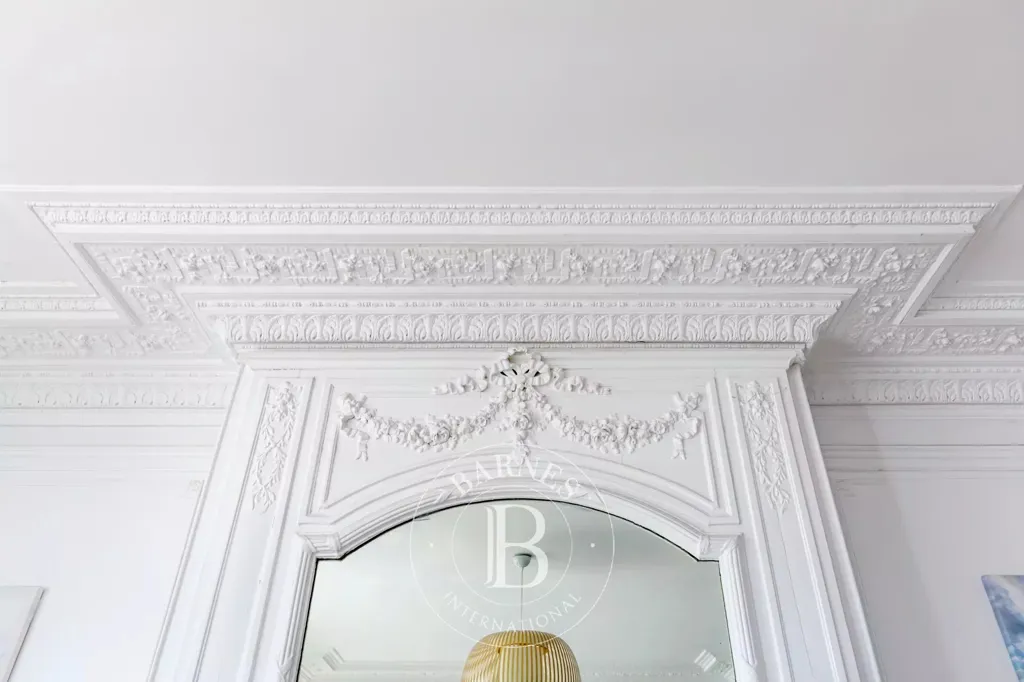 Pièces - Appartement Haussmannien avec Balcon Filant à Paris 8ème