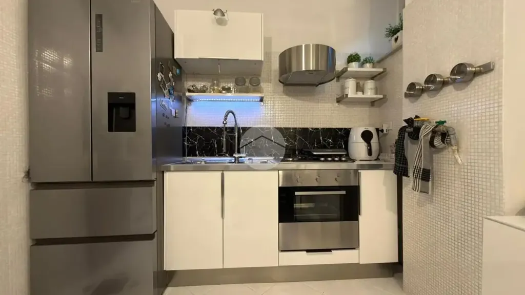 Cucina - Rearranged Apartment with Balcony in Naples