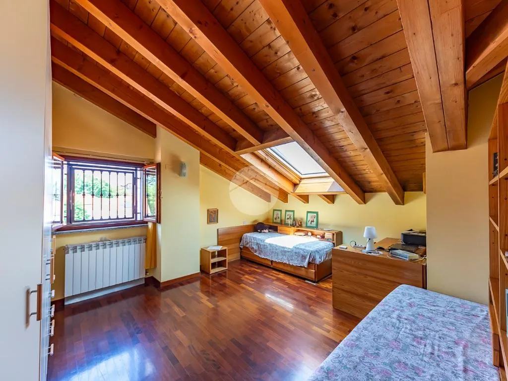Magamistoad - Mansarded Apartment with Balcony in Uboldo