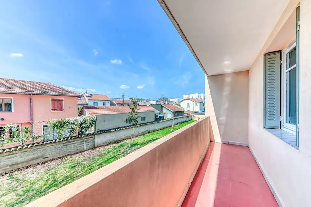 Rõdu - Renovated 4-Bed Flat with Balcony in Lyon 8