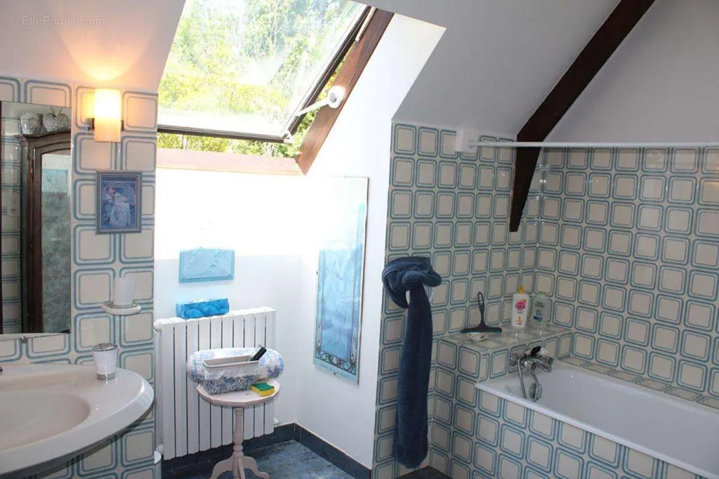 Bathrooms - Traditional House with Pool in Périgord Blanc