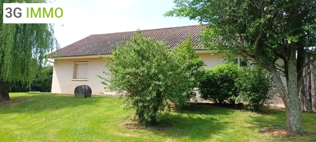Garden - 1970s House with Garage near Lyon