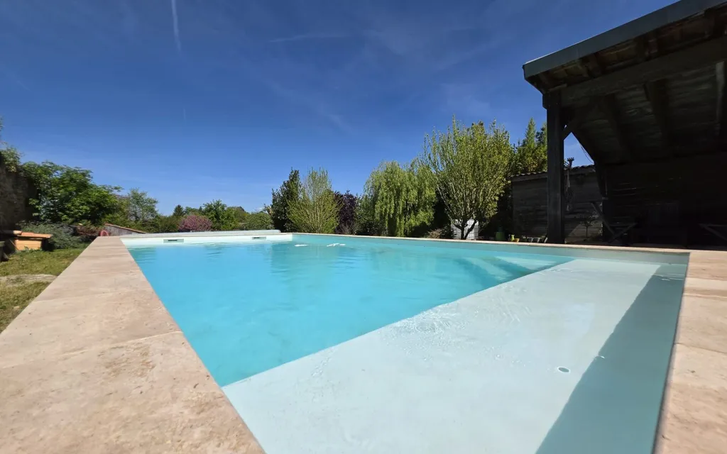 Piscine - Maison en Pierre Rénovée avec Piscine à Blasimon