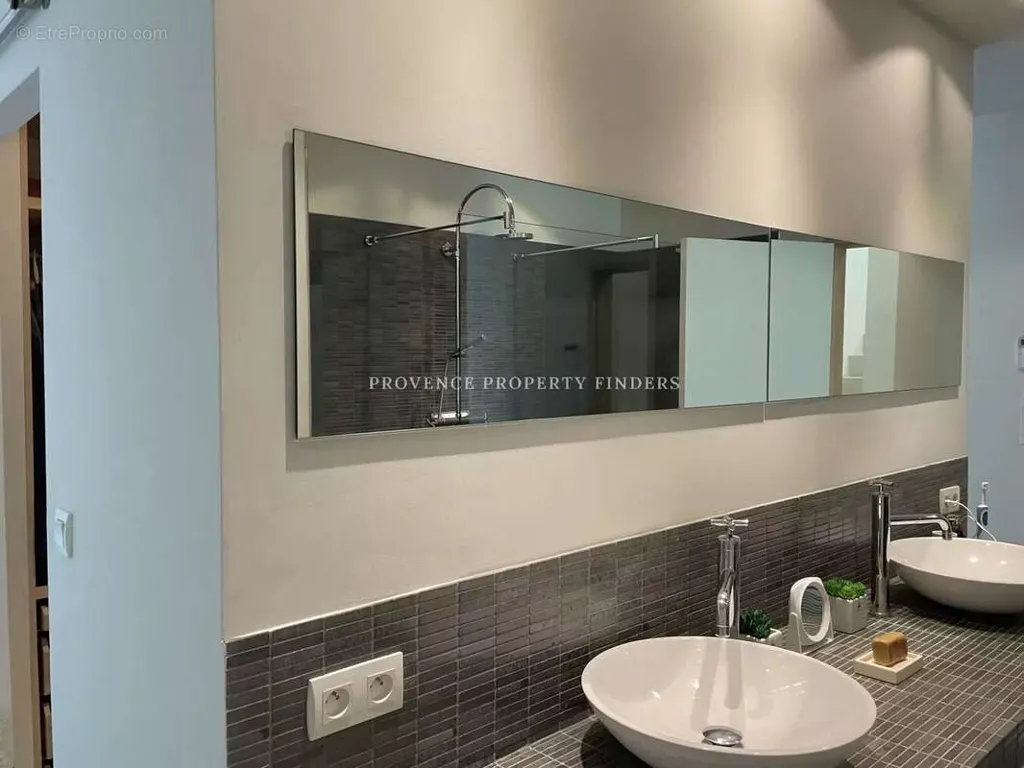 Salles de bain - Villa Contemporaine avec Vue Panoramique à Lorgues