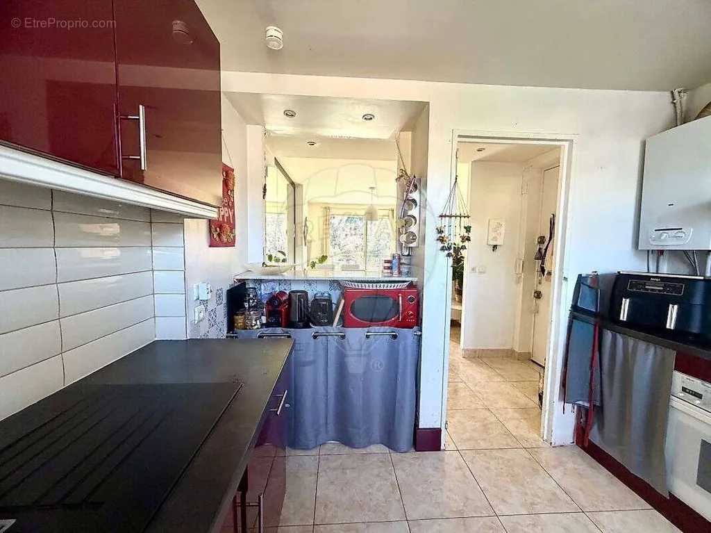 Cucina - Traversant 2-Bed Apartment with Balcony in Nice West