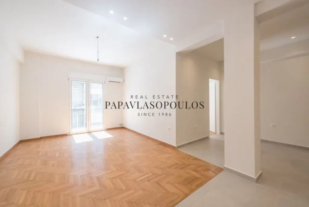 Salón - Renovated Apartment with City View in Exarcheia