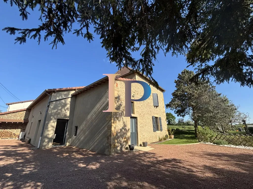 Extérieur - Maison en Pierre Rénovée avec Piscine près de Charlieu