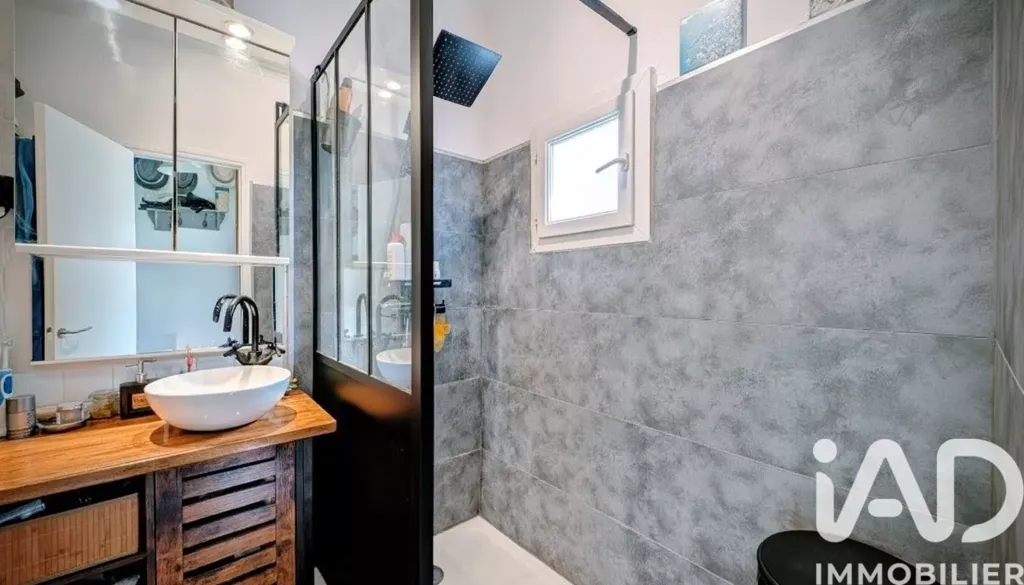 Salles de bain - Maison avec Grand Terrain Arboré à Sarrians