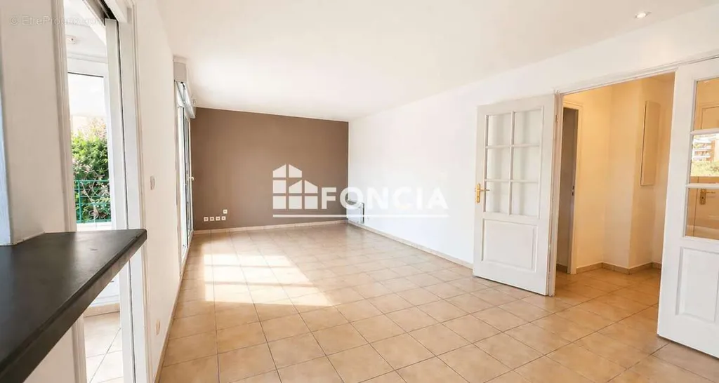 Séjour - Appartement 3 Pièces avec Vue Lac et Piscine