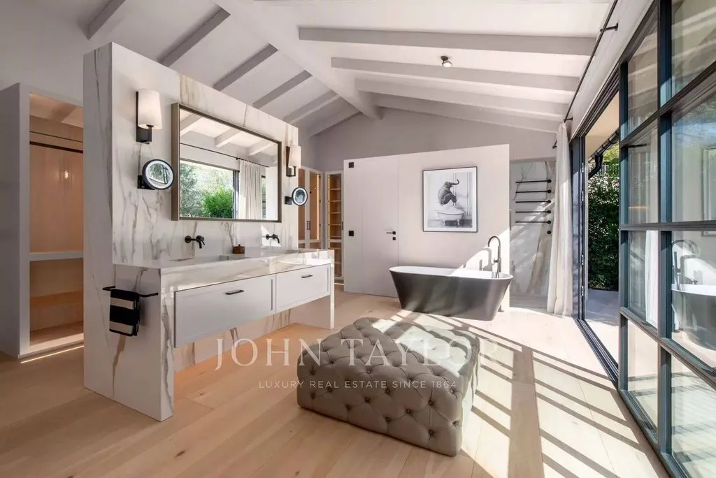 Bathrooms - Luxury Villa with Sea View in Bendinat