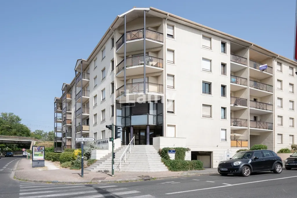 Exterior - Bright 3-Bed Flat with Balcony in Bordeaux