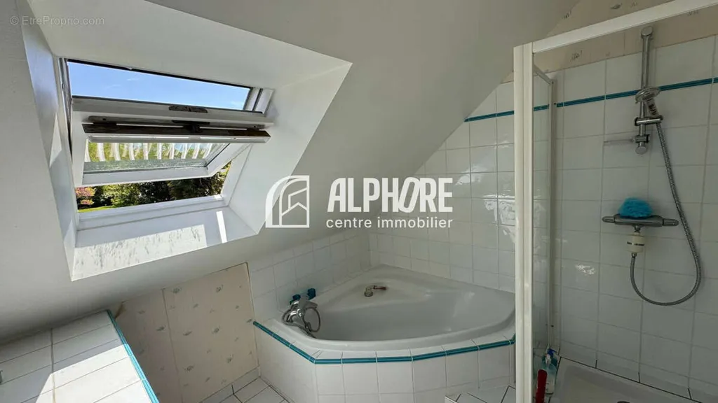 Salles de bain - Maison Moderne avec Pergola à Guérande