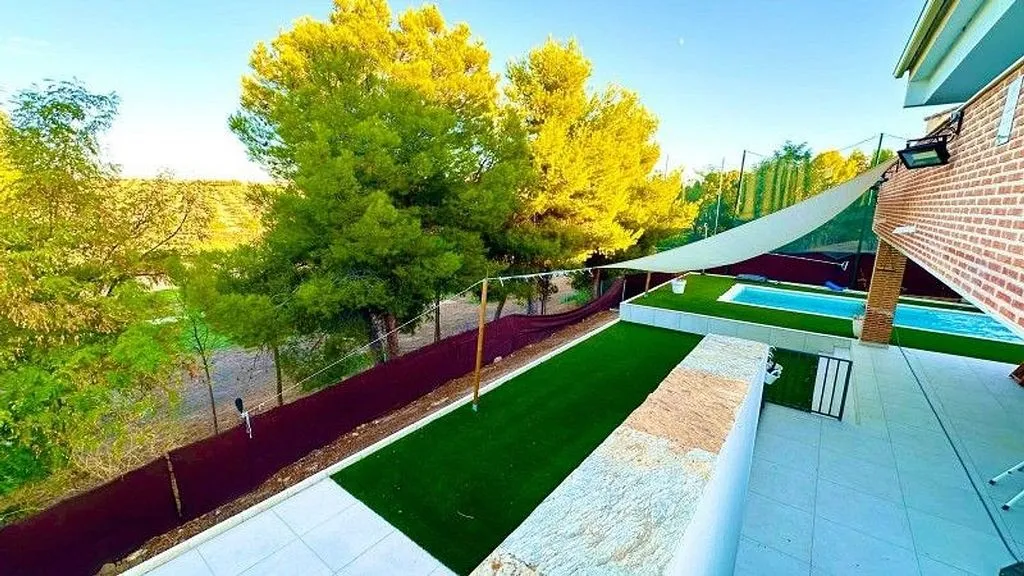 Bassein - Independent House with Pool and Terrace in Layos