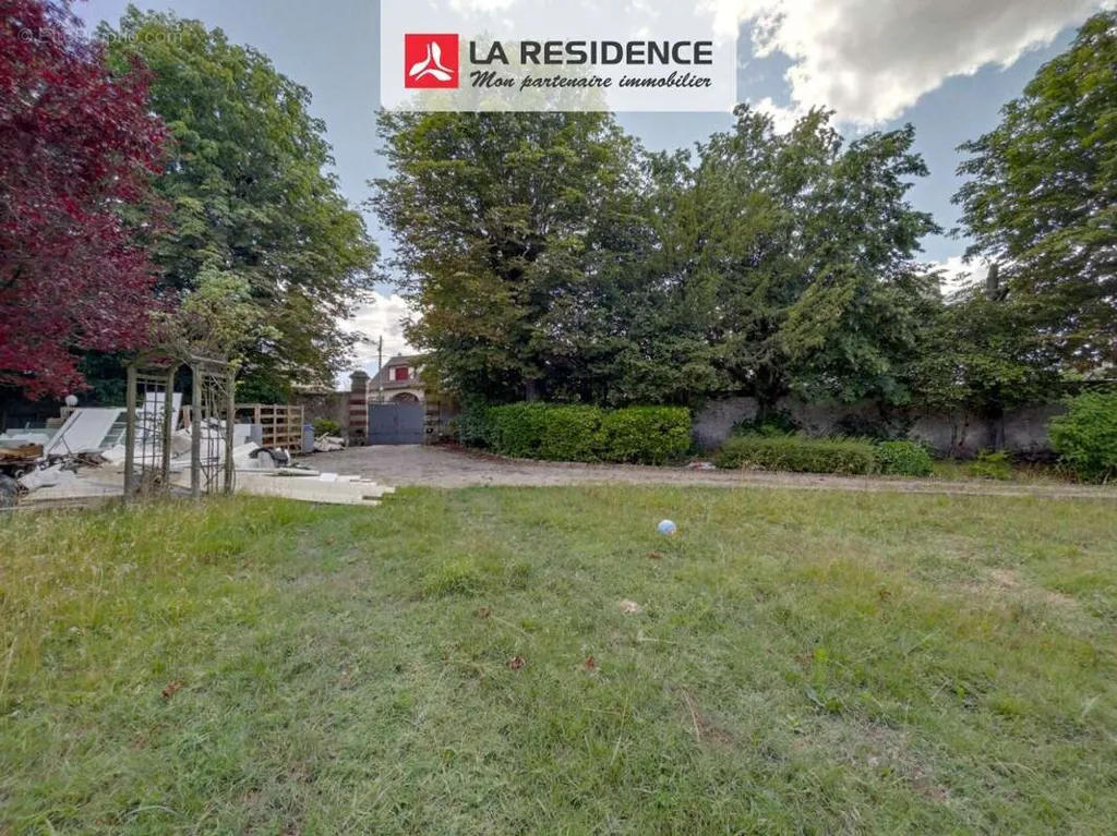 Aed - Large Plot with Commuter Access in Les Mureaux