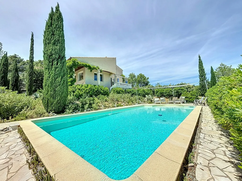 Piscine - Villa d'Architecte avec Piscine dans un Environnement Calme