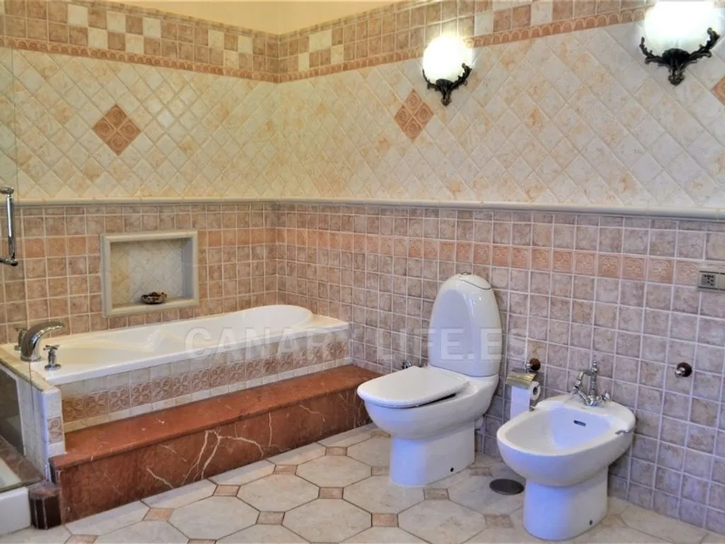 Salles de bain - Luxury Villa with Romanesque Features in San Bartolomé