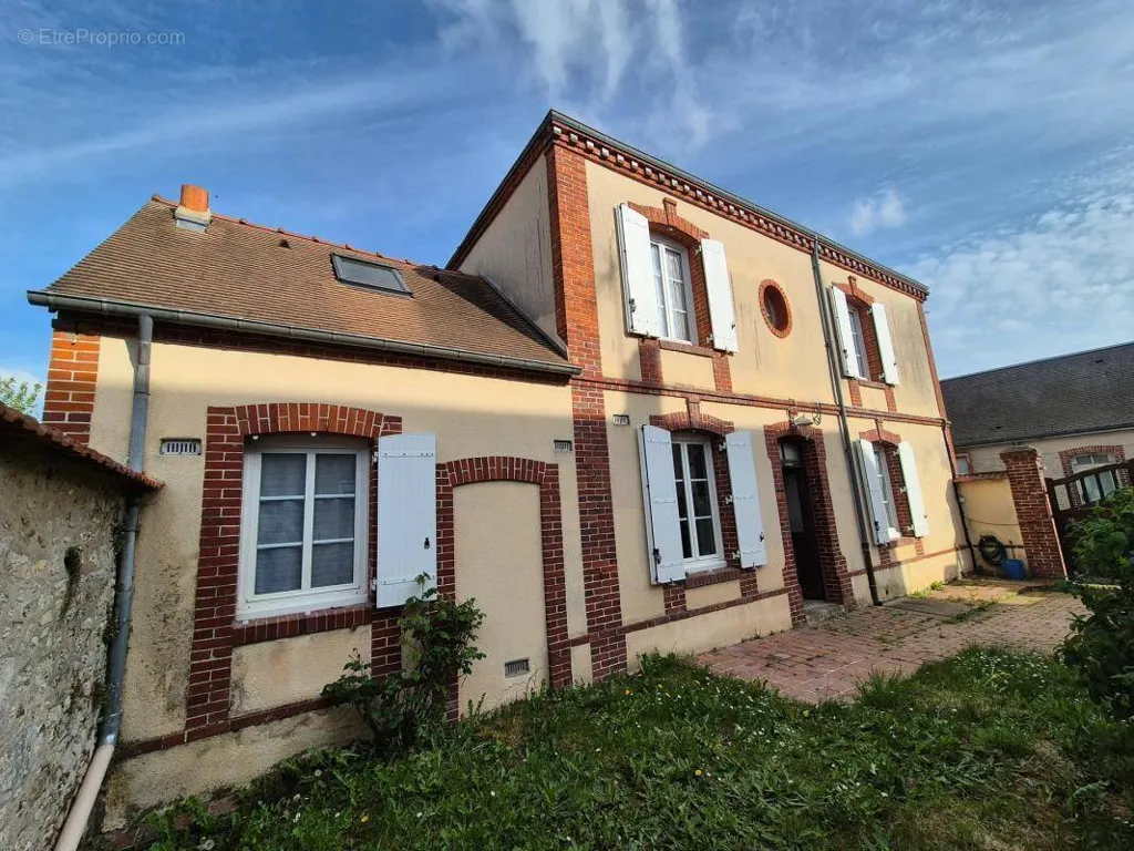 Exterior - Charming House with Courtyard in Prunay le Gillon