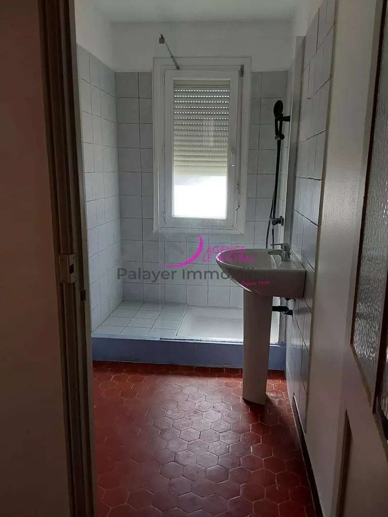 Salles de bain - Bungalow de 3 pièces avec cour commune à Monteux