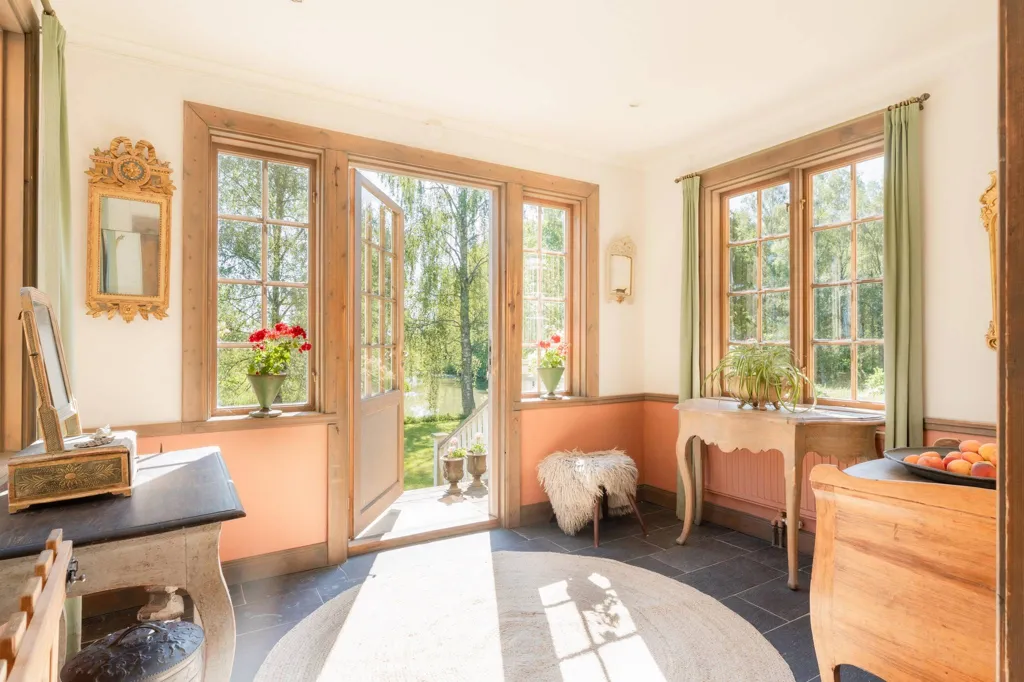 Entrée - Historic House with River View in Södermanland