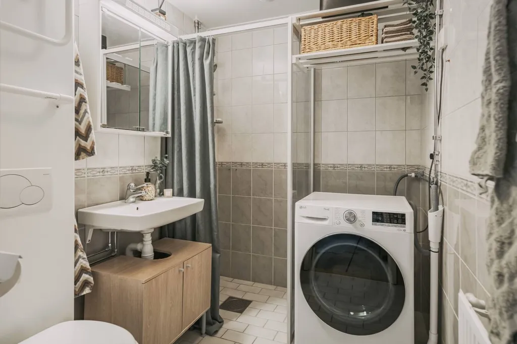 Bathrooms - Spacious 1-Bedroom Flat with Balcony in Lidköping