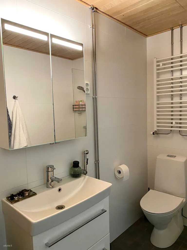 Salles de bain - Modern Studio with Balcony in Pasila, Helsinki