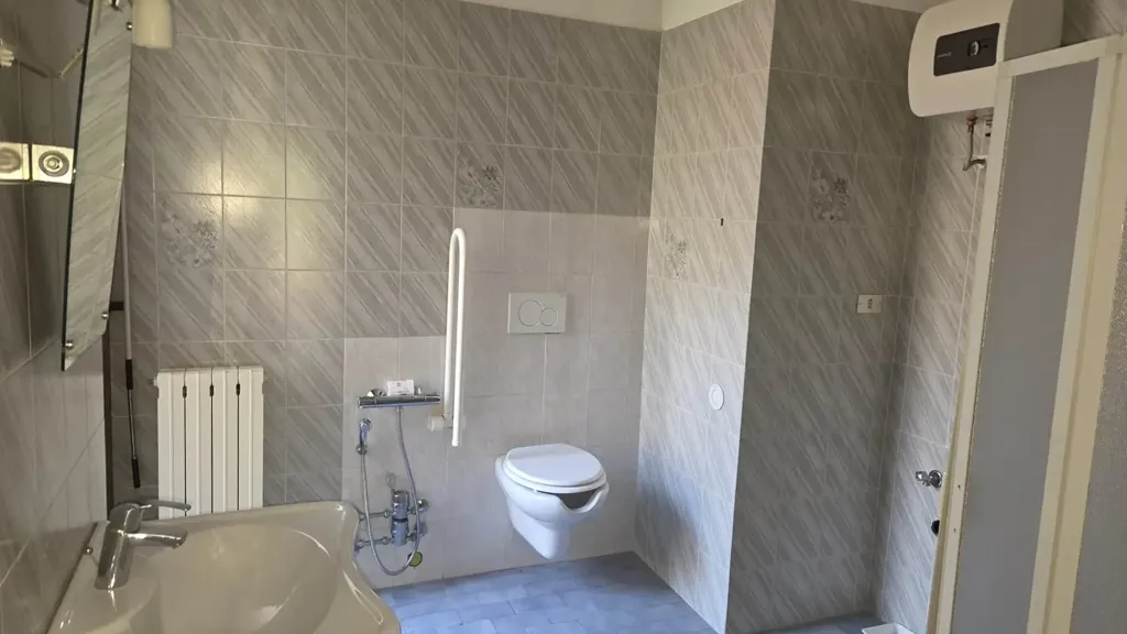 Salles de bain - Ground Floor Apartment with Garden in Chatillon