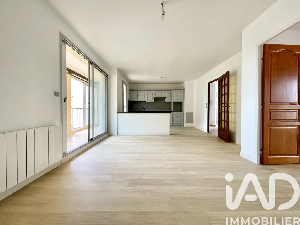 Living Room - Bright 2-Bedroom Apartment with Balcony in Narbonne