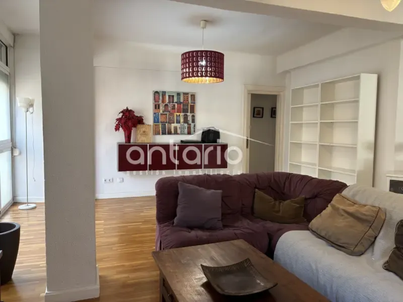 Soggiorno - Corner Flat with Large Windows in San Juan