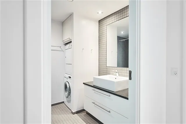 Bagni - 5-Room City Centre Apartment with Balcony
