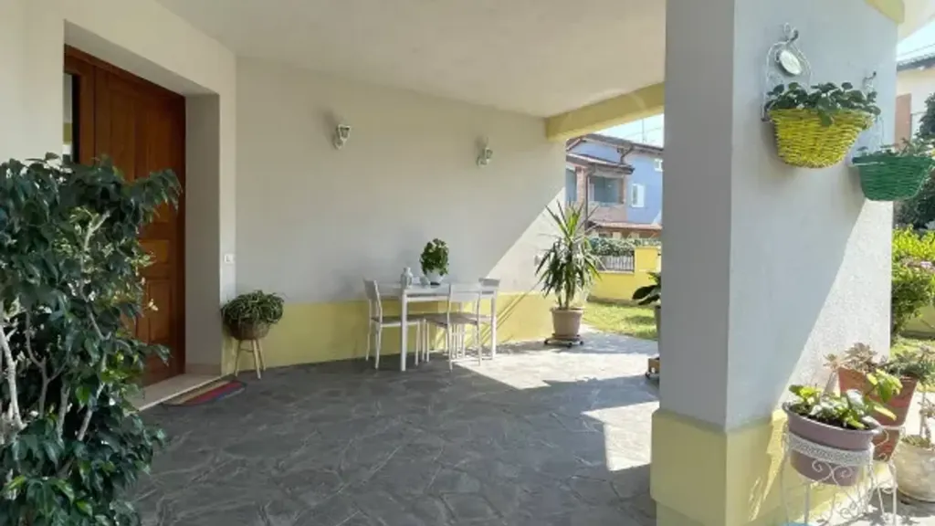 Terrass - Rear-Access Villa with Garden in Soliera