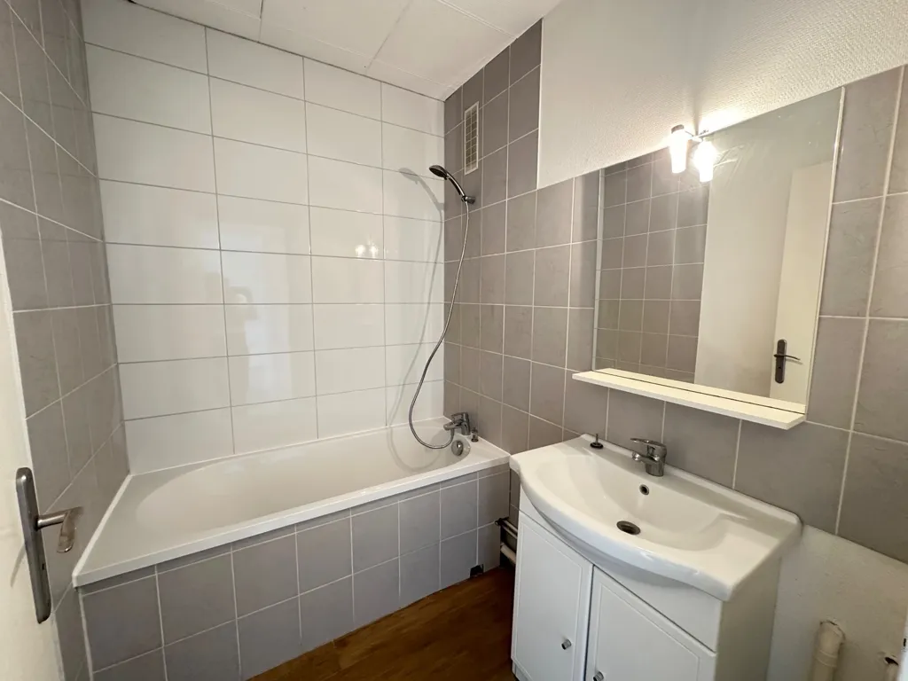Bathrooms - 3-Bedroom Apartment with Panoramic View in Le Mans