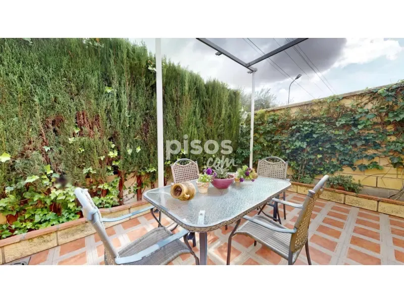 Terrasse - Two-Storey House with Solar Panels in Majaneque