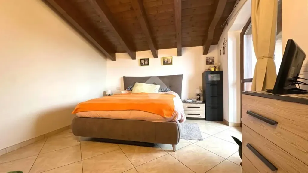 Chambres - Attico with Balcony in Crespiatica