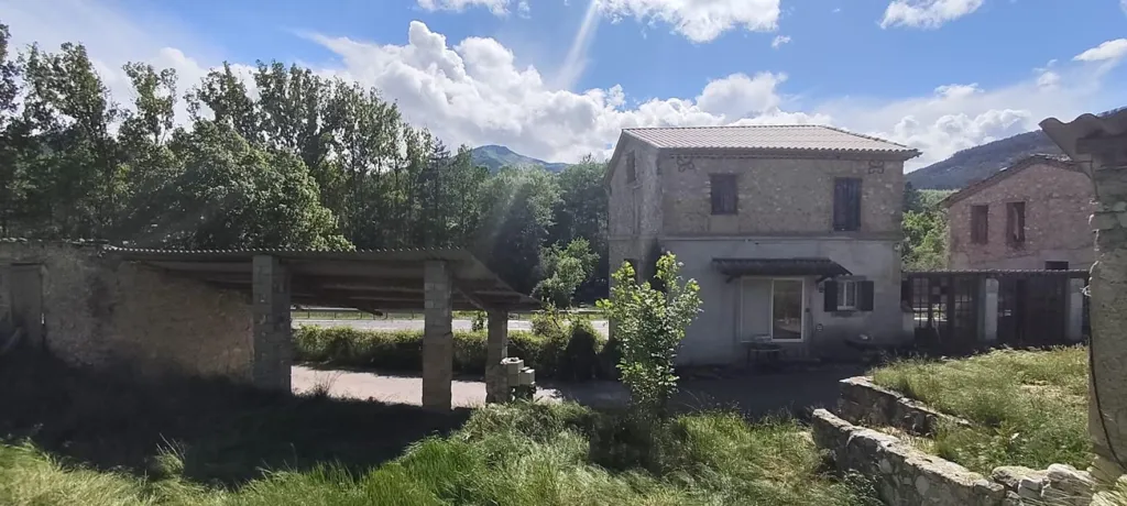 Extérieur - Domaine avec Moulin et 17 Hectares à Barrème