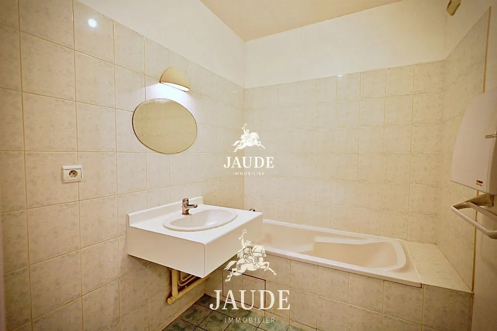 Salles de bain - Appartement T2 avec Terrasse et Garage à Châtel-Guyon