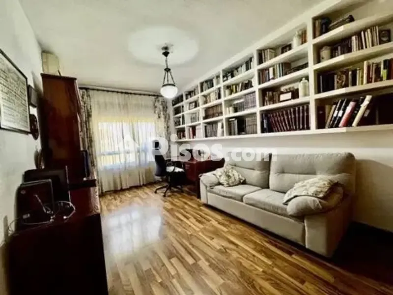 Bureau - Spacious Apartment with Terrace in El Torreón