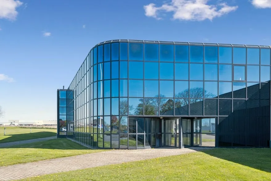 Välivaade - Modern Office Space with Glass Facade in Hobro
