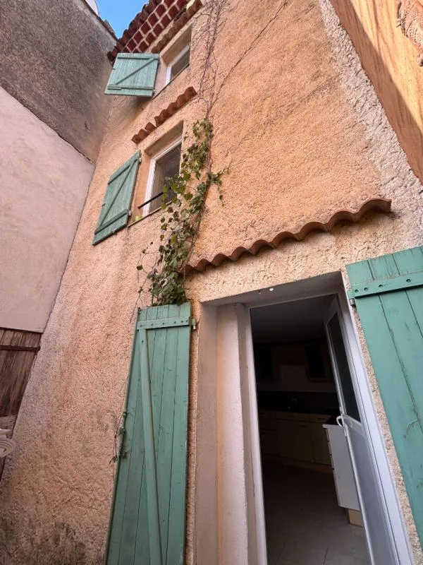 Välivaade - Village House with Parking in Les Mayons