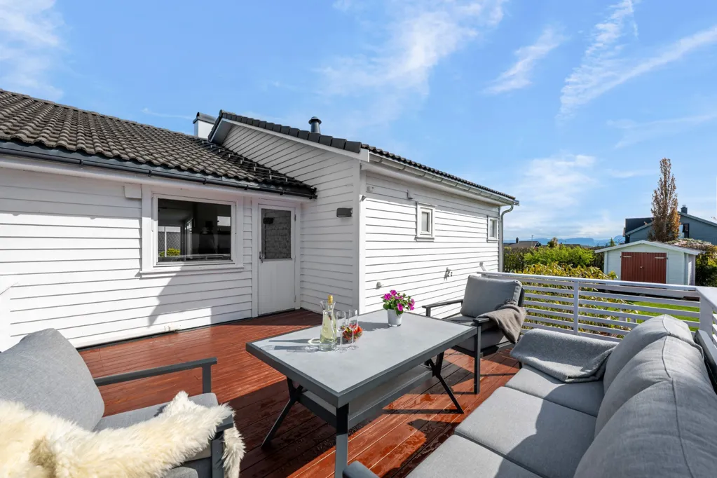 Terrasse - Family Home with Corner Plot in Tasta/Vardeneset