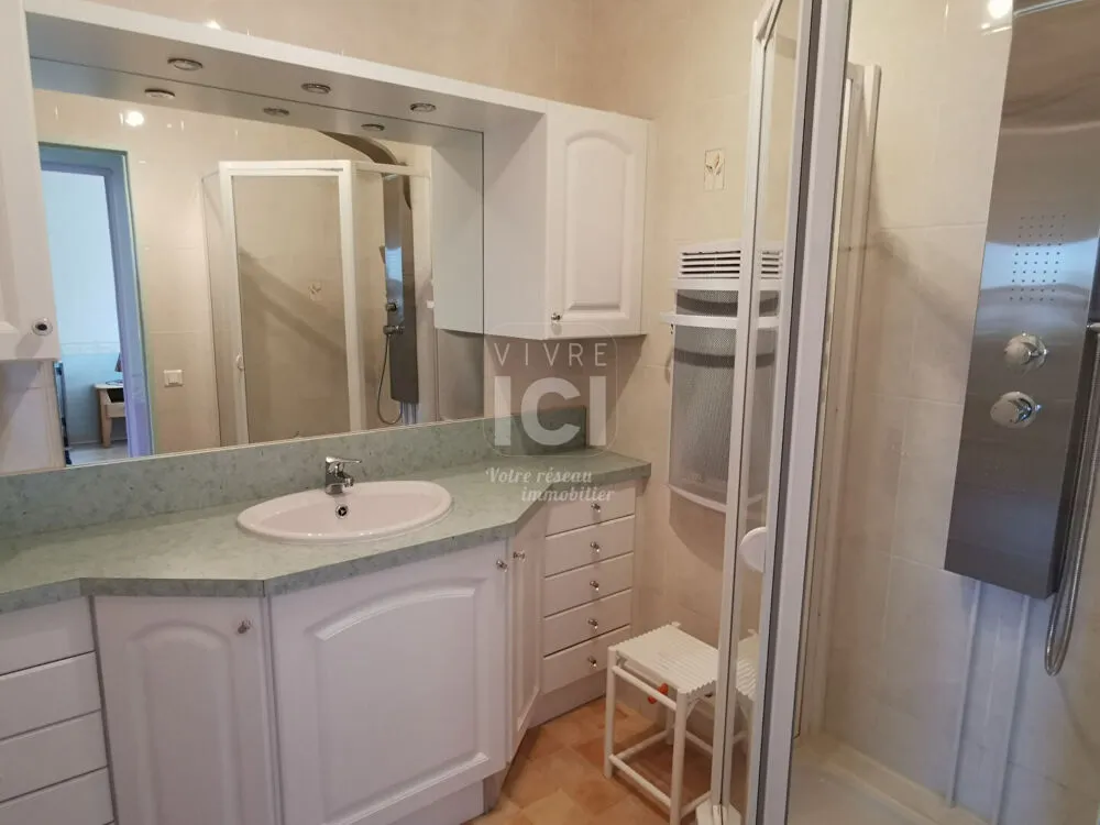 Vannitoad - 3-Bedroom Apartment with Balcony in Angers