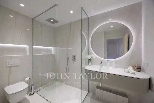 Salles de bain - Villa Contemporaine avec Vue Mer au Cannet