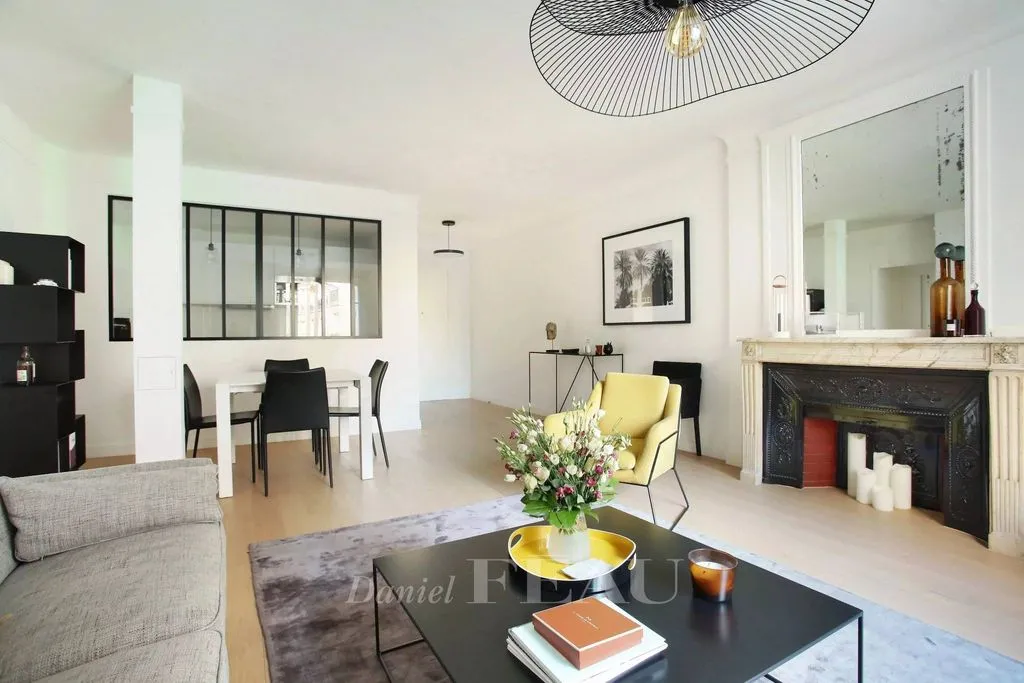 Living Room - Art-Deco Apartment with Fireplace in Paris