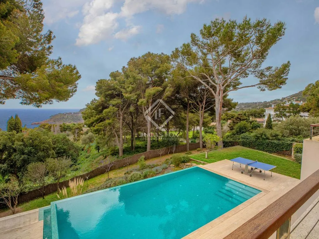 Piscine - Architectural Villa with Sea View in Aiguablava