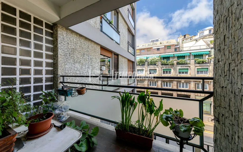 Rõdu - Triplex with Two Entrances in Milan
