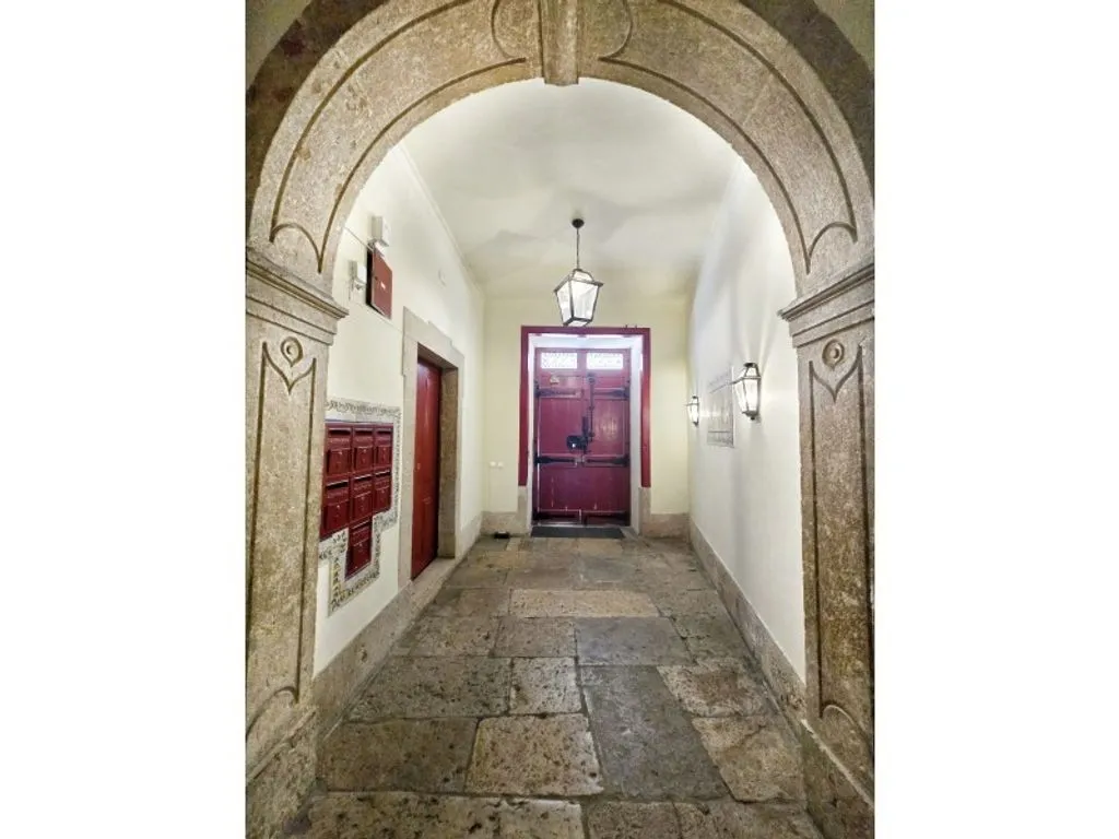 Entrée - Renovated Flat in Chiado, Lisbon